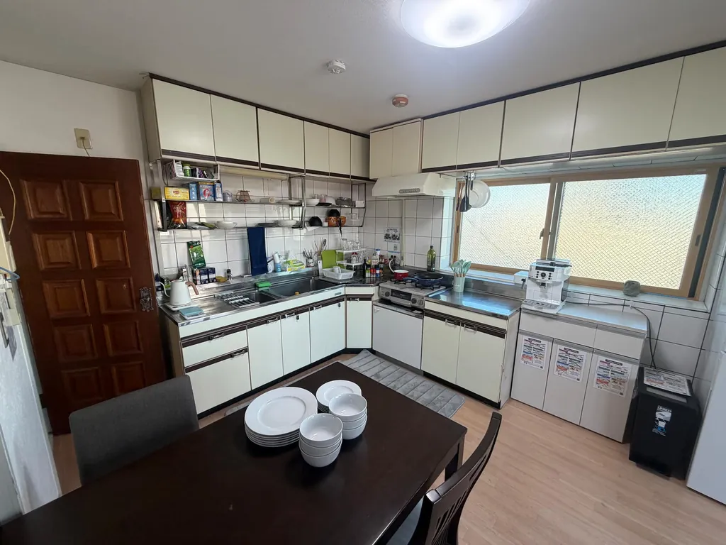 Kitchen and dining table